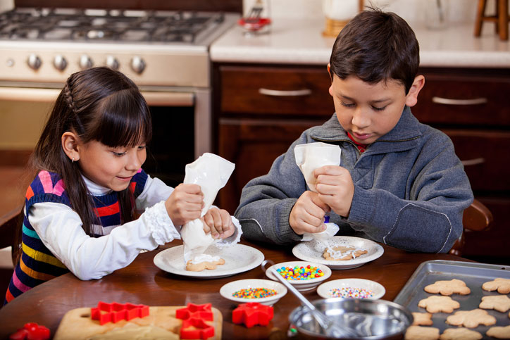 children decorating cookies