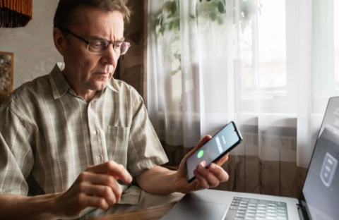 Middle-aged man spots financial scam when he receives a call from unknown number, thanks to Suze Orman advice.