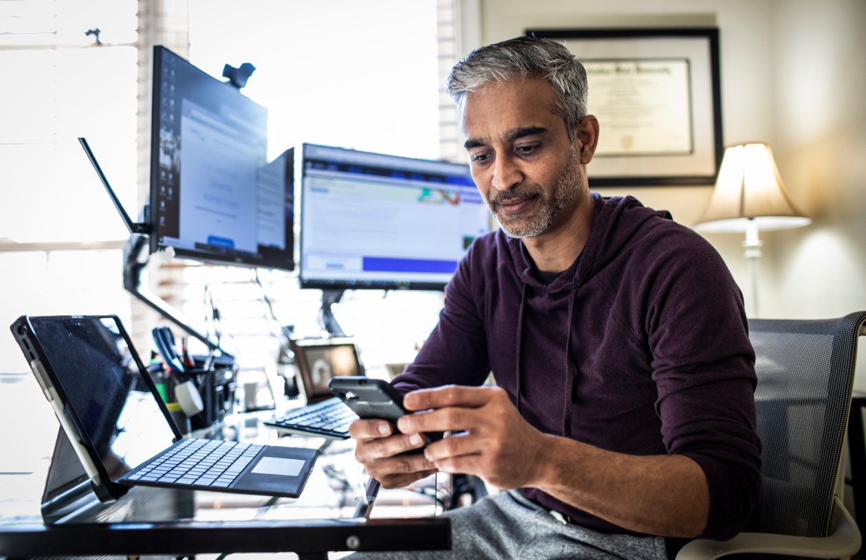 A man researches how a reverse mortgage works.