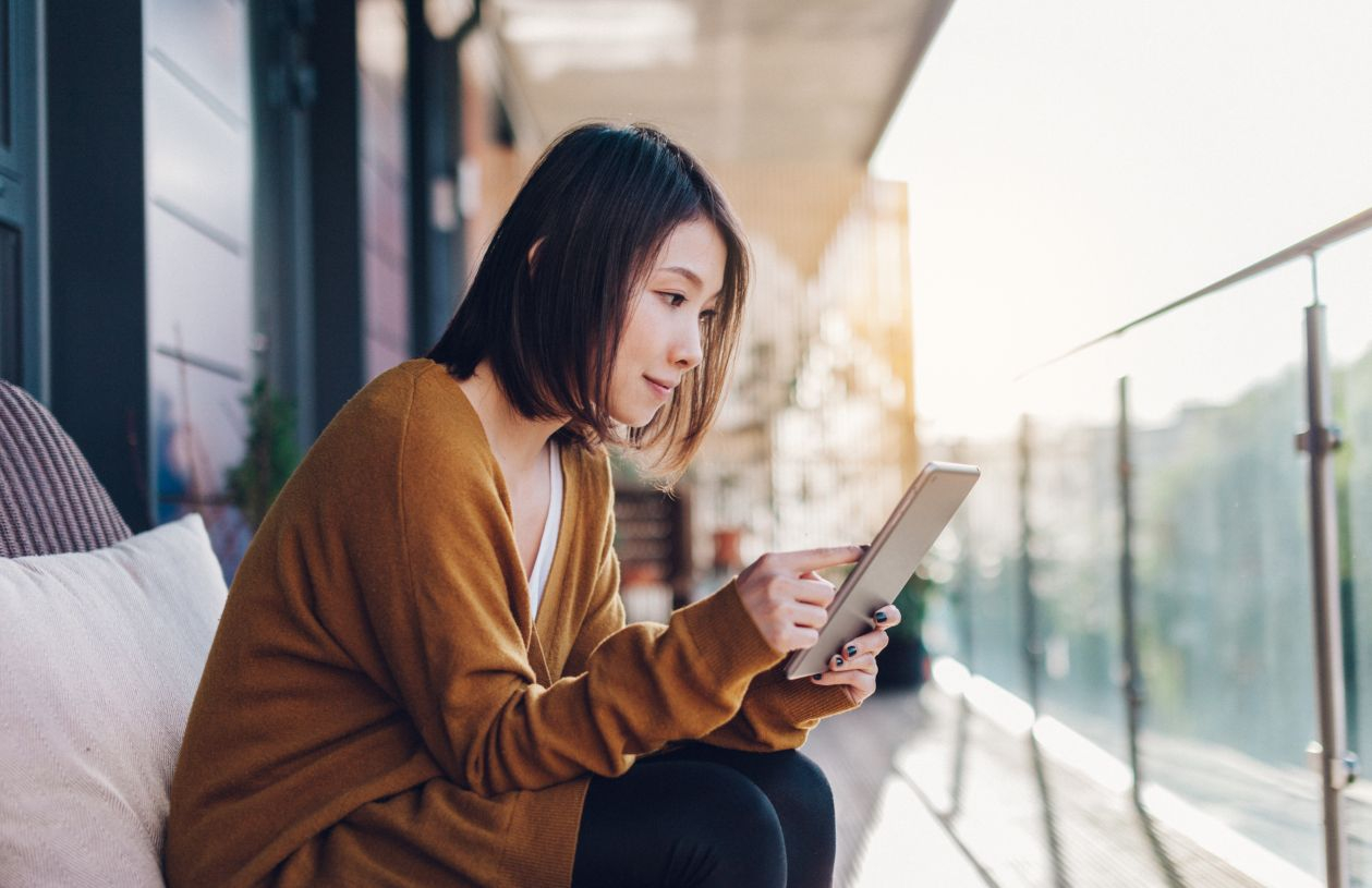 A woman researches when she should refinance a loan
